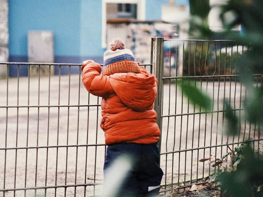 Дитина застрягла головою в металевій огорожі Дитина застрягла головою в металевій огорожі