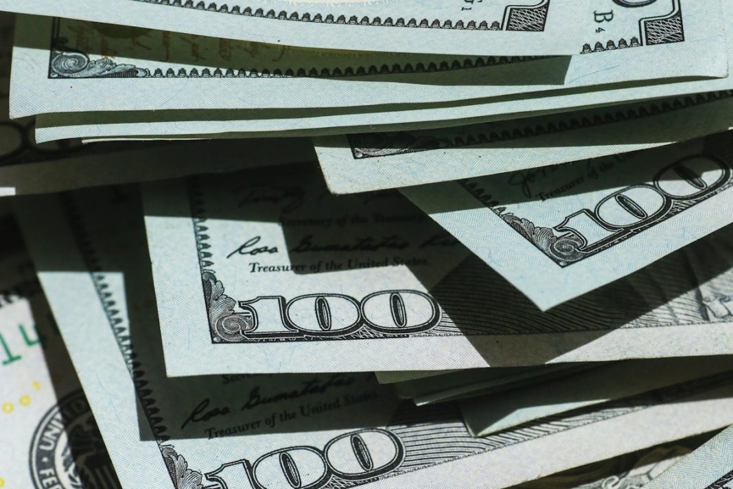 Долар дорожчає до 44,93 гривень
